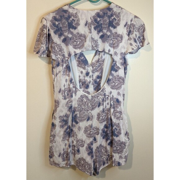 Honey Punch Romper Floral Cut Out Back Short Sleeve Button Front Pockets Small - Picture 2 of 7